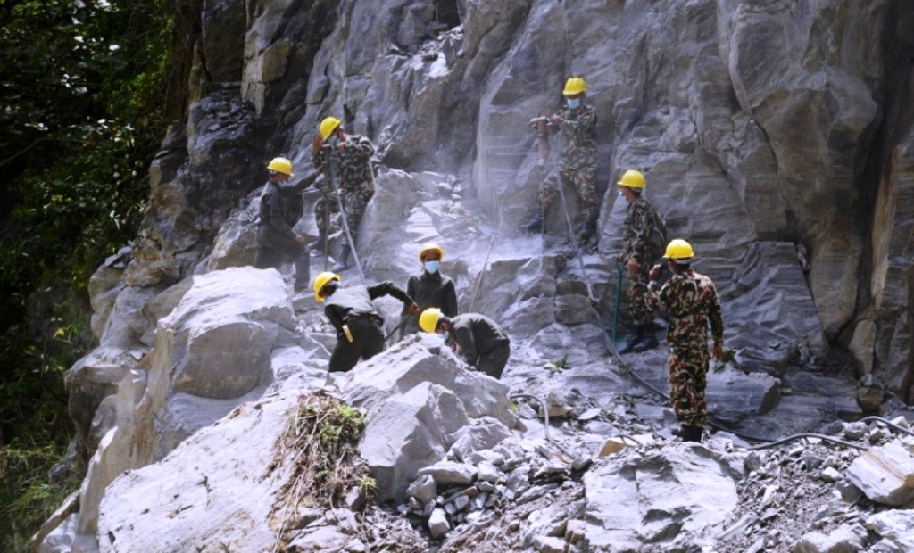 दार्चुला–टिंकर सडकखण्ड निर्माण गरिरहेको नेपाली सेनाद्वारा लक्ष्य भन्दा बढी सडक निर्माण