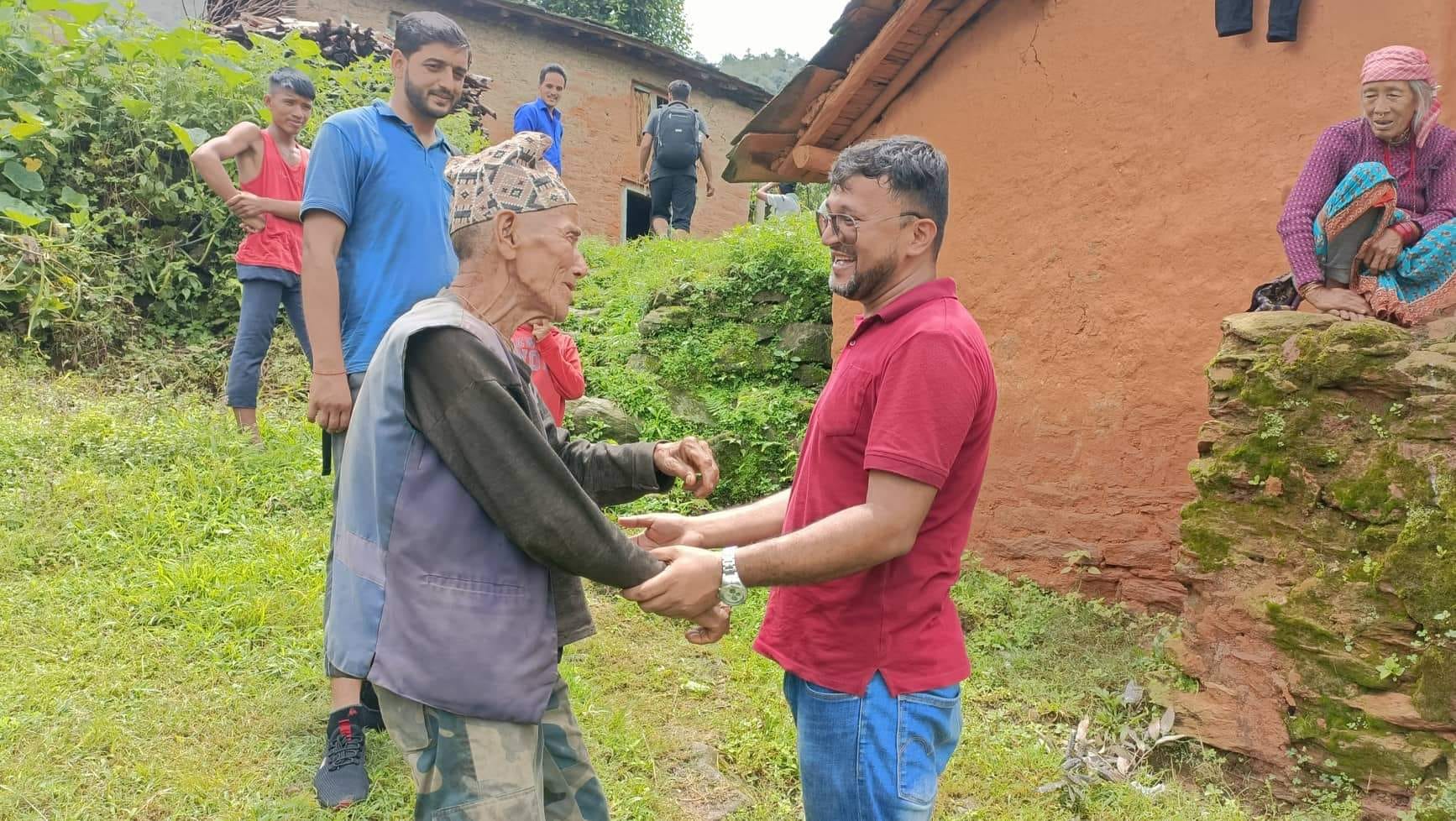 डिलासैनीमा 'जनतासंग जनप्रतिनिधी कार्यक्रम' : गाउँघरमा जनताका समस्या बुझ्दै अध्यक्ष जोशी