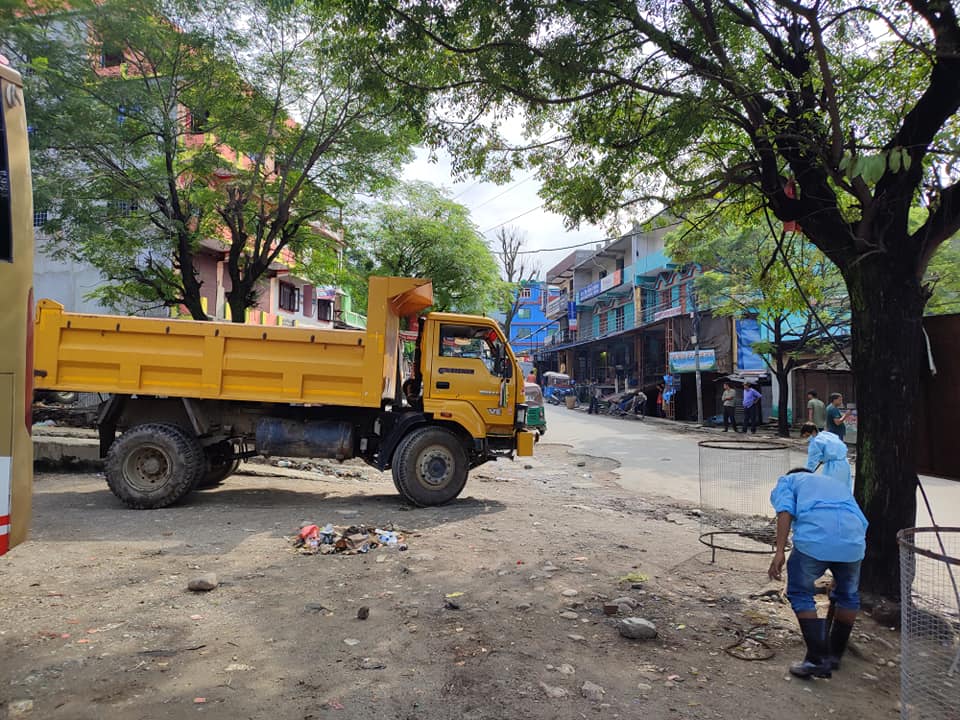 नगरपालिकाले उठाउन थाल्यो गोकुलेश्वर बजारको फोहोर