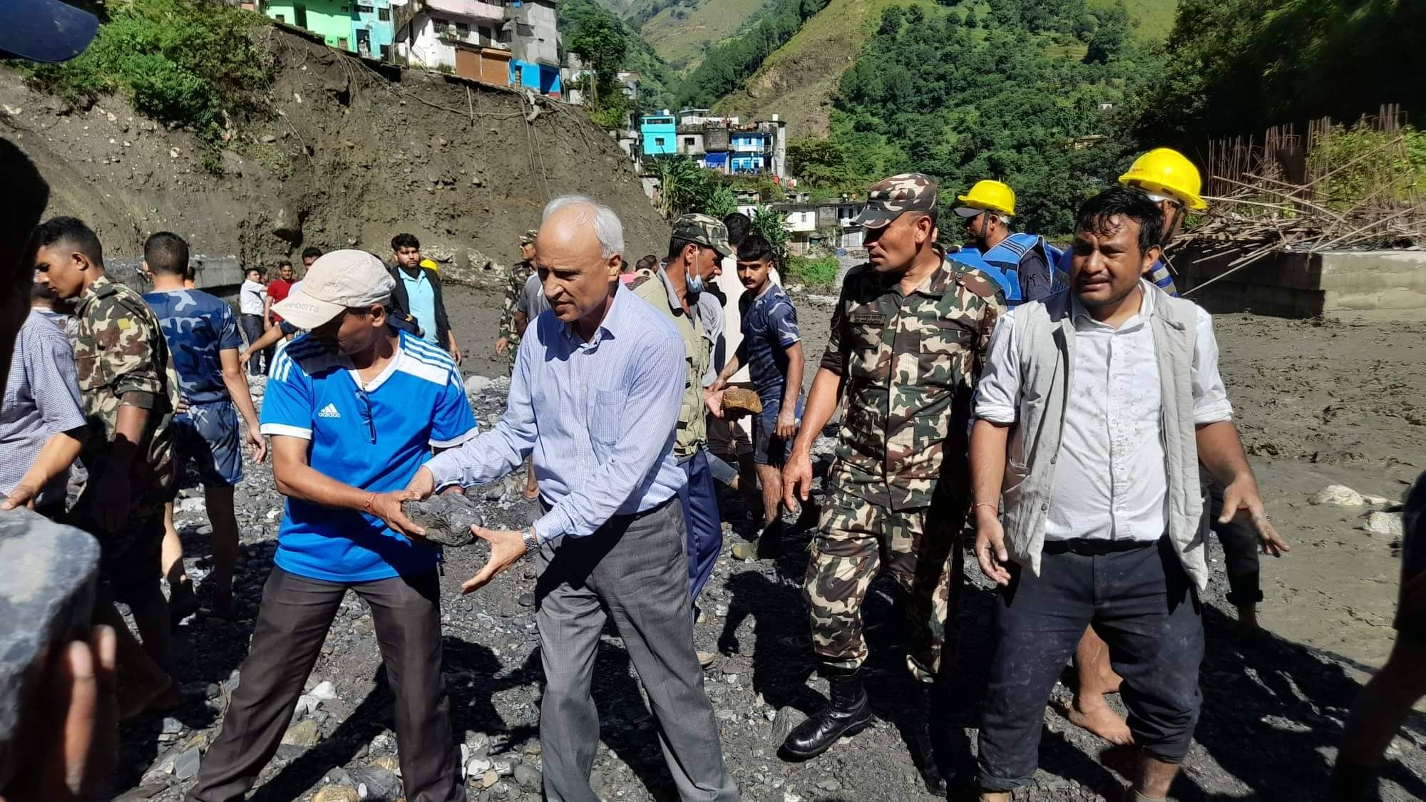 दार्चुलामा बाढी पहिरो प्रभावित क्षेत्रमा मेयरदेखि मन्त्री सम्मले श्रमदान गर्दै