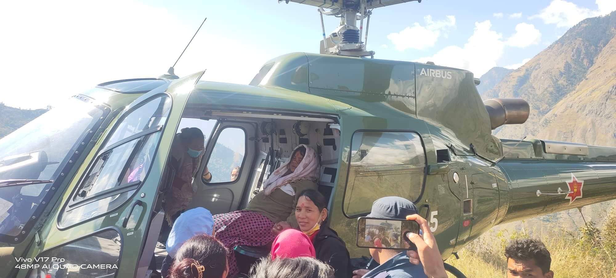 स्थानीय स्वास्थ्य चौकीमा उपचार सम्भव नभएपछि गर्भवती महिलाको हेलिकप्टरबाट उद्धार