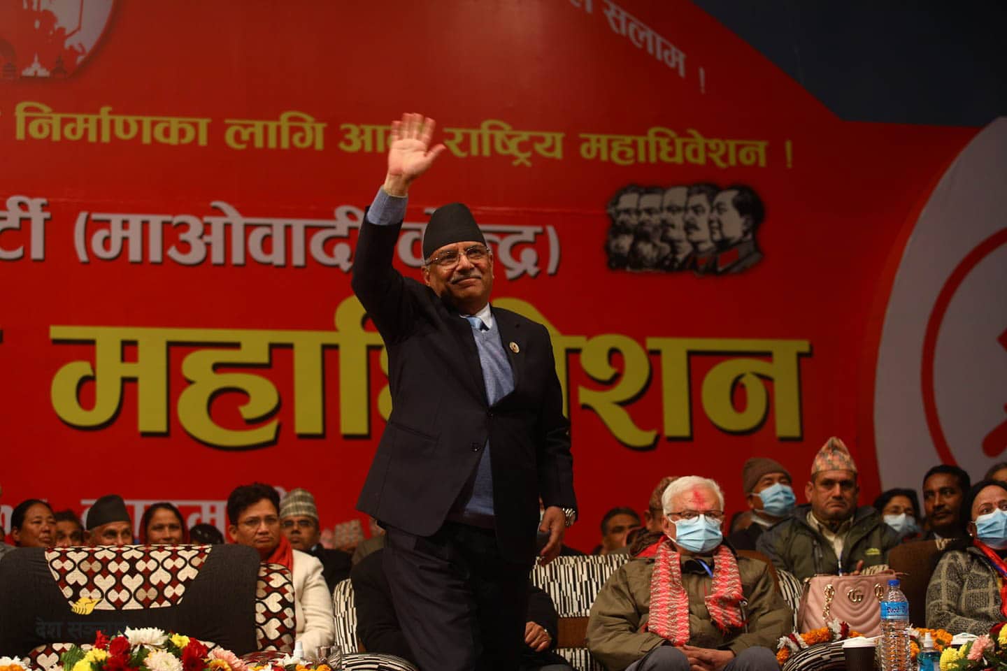 बैठकबाट बाहिरिँदै प्रचण्डले भने– म अब माओवादीको अध्यक्ष रहिँन !