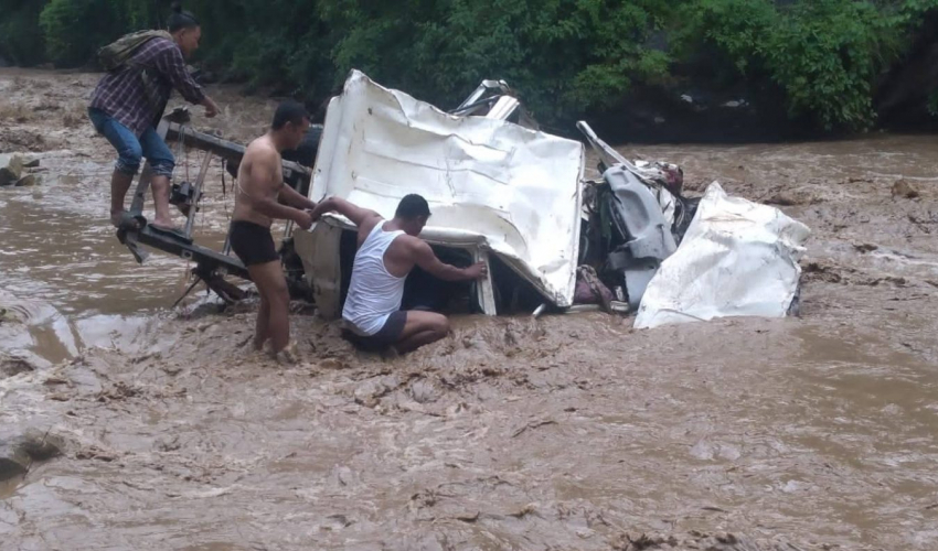 खोलामा जीप खसेर बेपत्ता भएका चालकको शव भेटियो, घाइते बैतडीका एक युवकको उपचार हुँदै