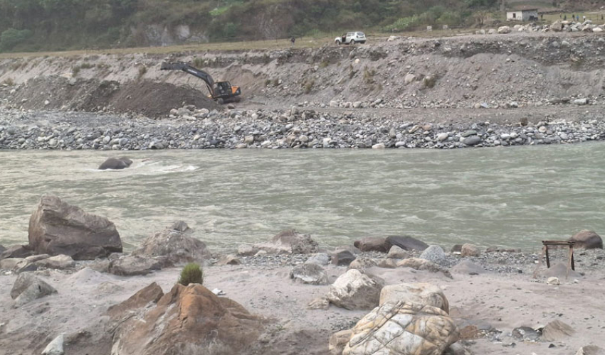 दार्चुलामा नेपाली भूमि मिचेर तटबन्ध बनाउँदै भारत, स्थानीय प्रशासन र जनप्रतिनिधि मौन