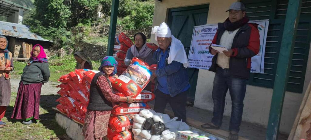भारतको स्वतन्त्रता दिवसको अवसरमा छाङ्ग्रु र तिंकरका स्थानीयलाई खाद्यान्न सहयोग