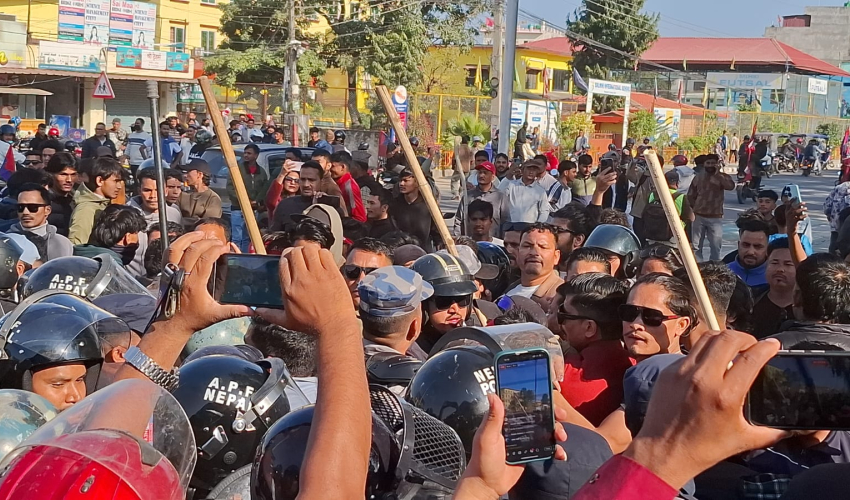 धनगढीमा सयौं प्रहरीकै अगाडि युवा संघबाट दर्जन बढी जेन्जी कुटिए