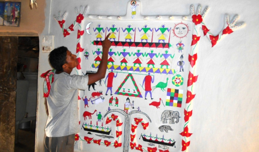 थारू समुदायमा अष्टमीकी पर्वको परम्परागत लोक कला हराउँदै