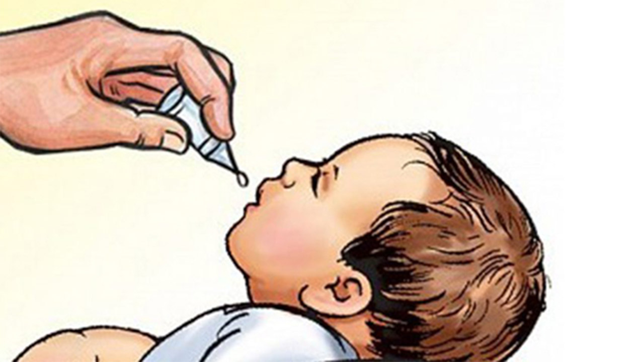 दार्चुलामा बालबालिकालाई भिटामिन ‘ए’ र जुकाको औषधी खुवाइँदै